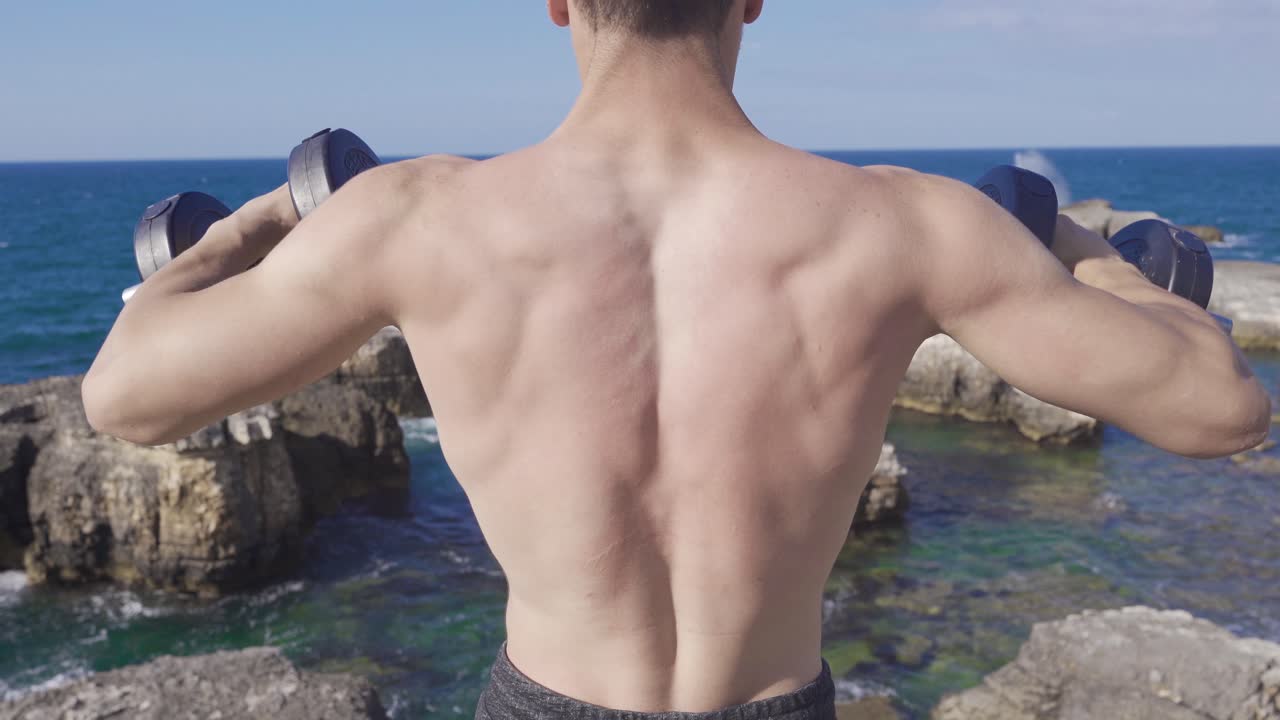 여름 휴가 동안 스포츠를 하는 것.