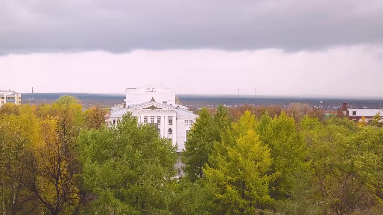 осенний вид на парк с городским оперным театром и рекой