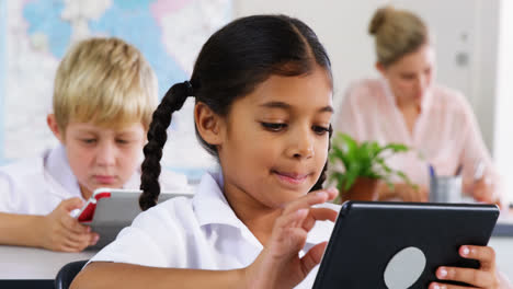 niños de la escuela usando tableta digital en el aula