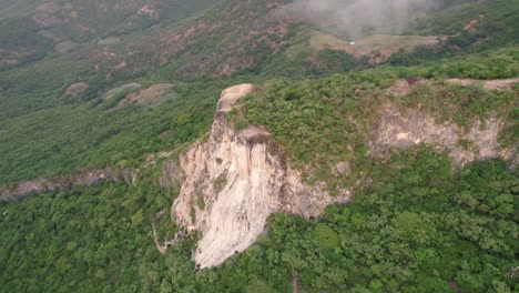 Vista-Pintoresca-De-Hierve-El-Agua,-Oaxaca-Con-Formaciones-Rocosas-En-Cascada---Aérea