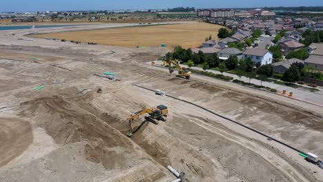 Vuelo-En-órbita-De-Drones-De-Dos-Retroexcavadoras-Trabajando-En-Un-Sitio-De-Construcción