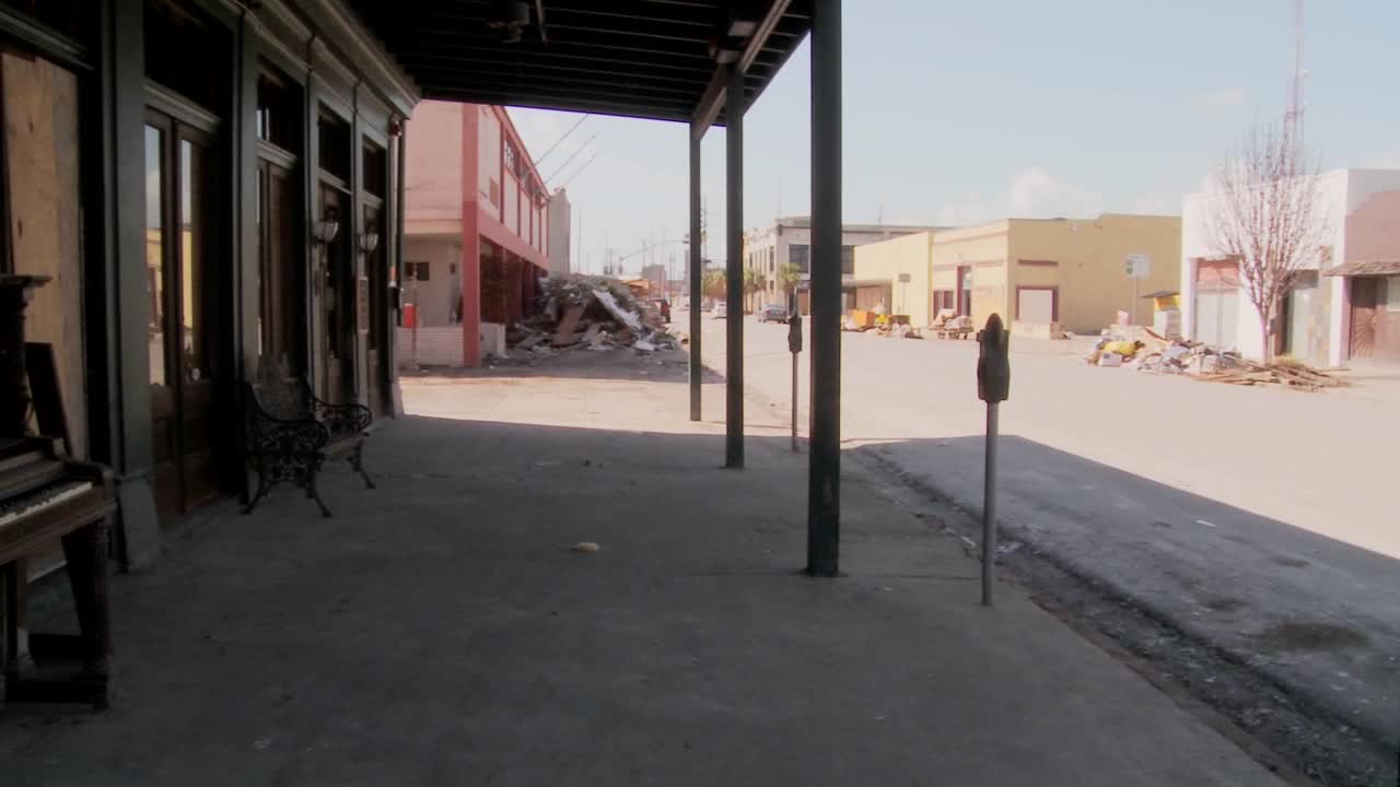 panorámica a través de la devastada calle galveston después del huracán ike y un viejo piano sentado frente a un bar abandonado