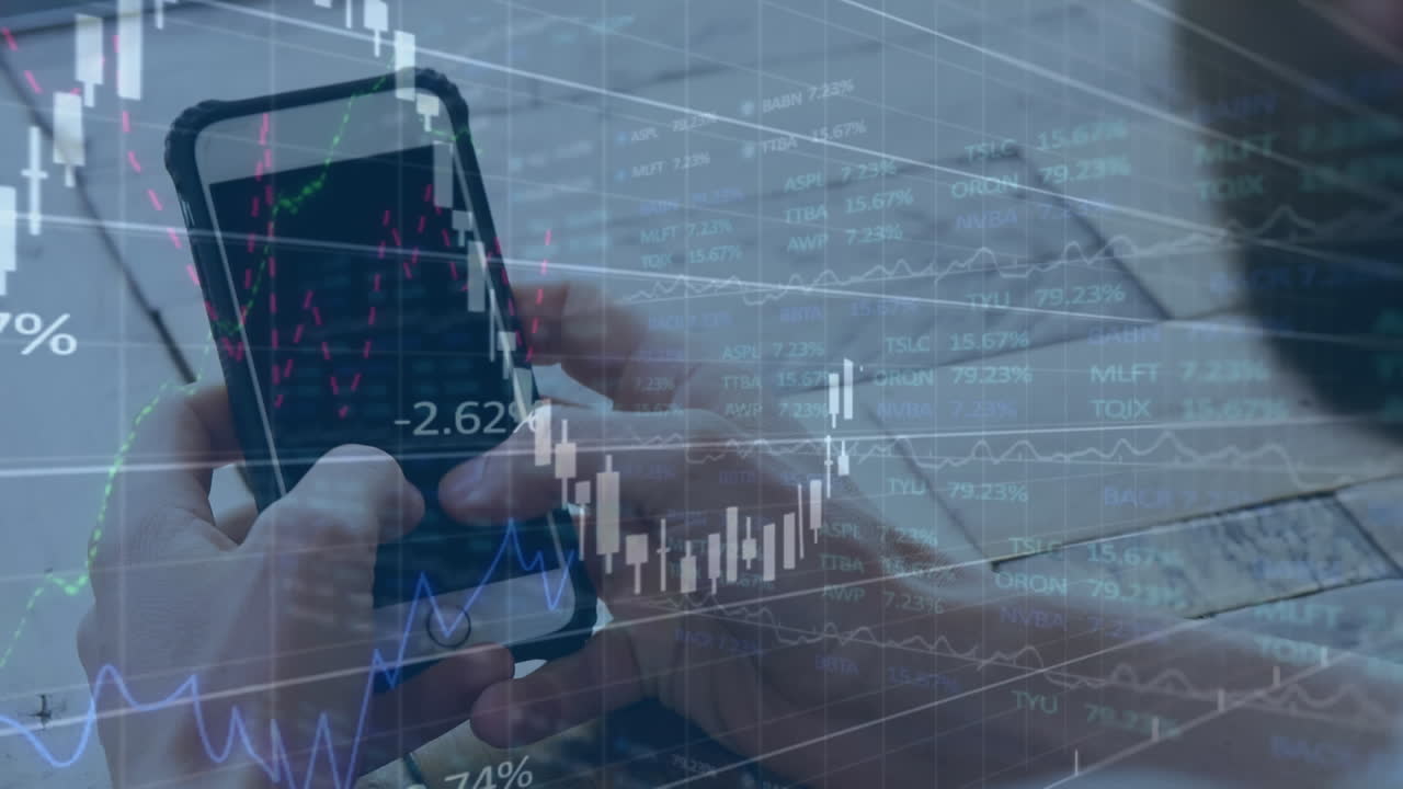 animación del procesamiento de datos financieros sobre un hombre caucásico que usa un teléfono inteligente