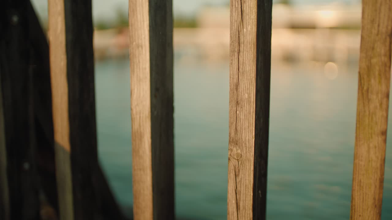 물결 모양의 호수에 부두 가로대를 통해 보기