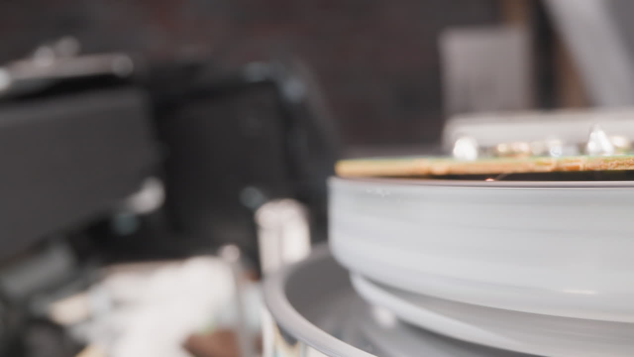 la cabeza de la grabadora de videocasseta gira y se detiene vista macro