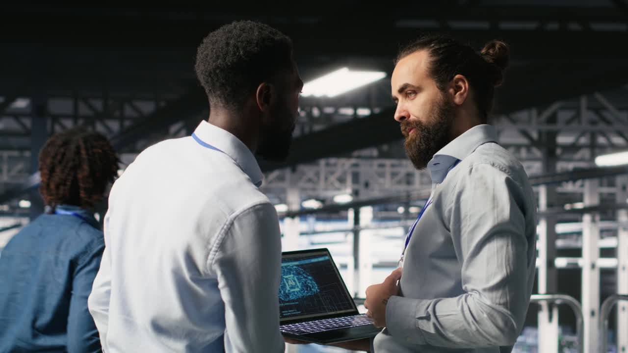 Lavoratori del data center che collaborano, eseguendo manutenzione su sistemi che gestiscono l'IA.