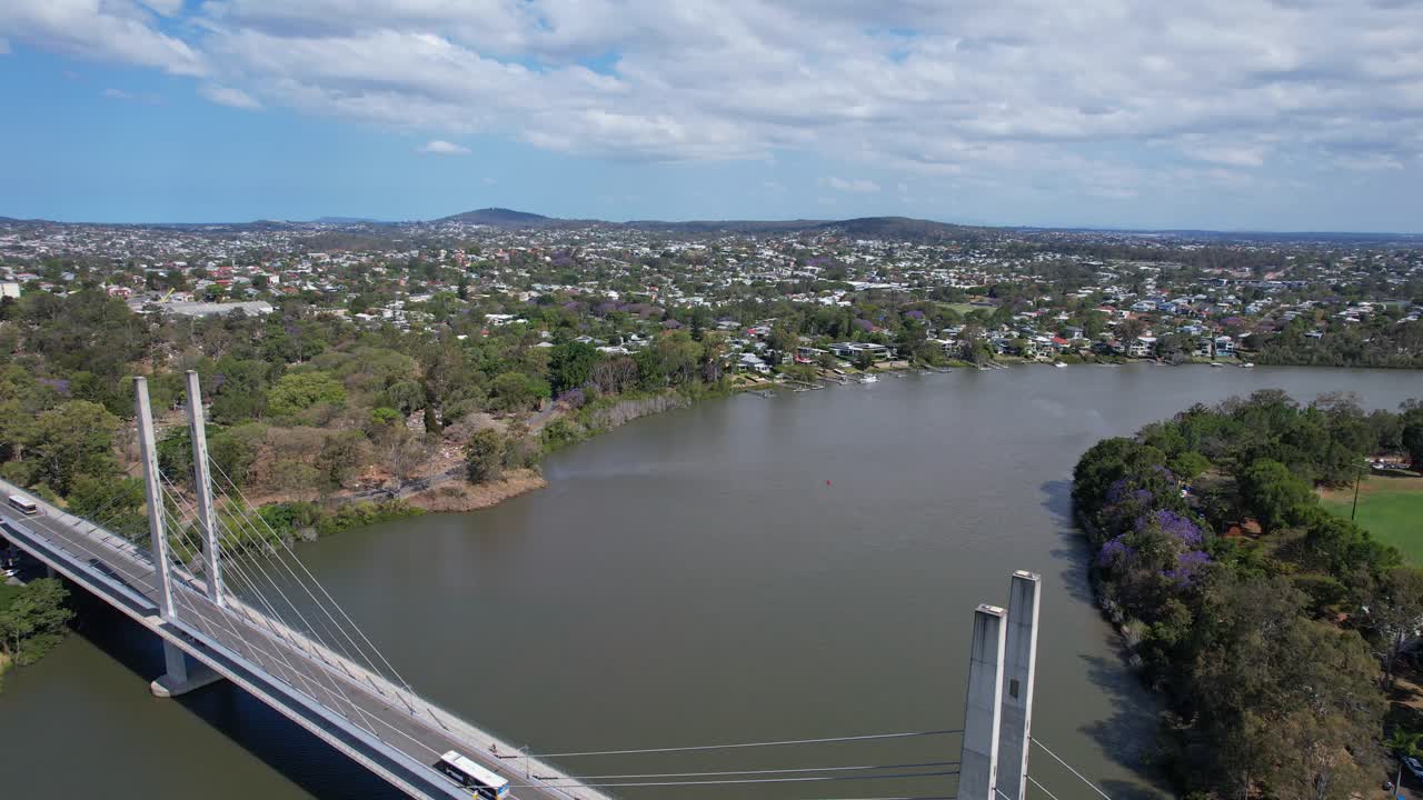 el puente eleanor schoenell también conocido como puente verde que atraviesa el río brisbane en dutton park, queensland, australia