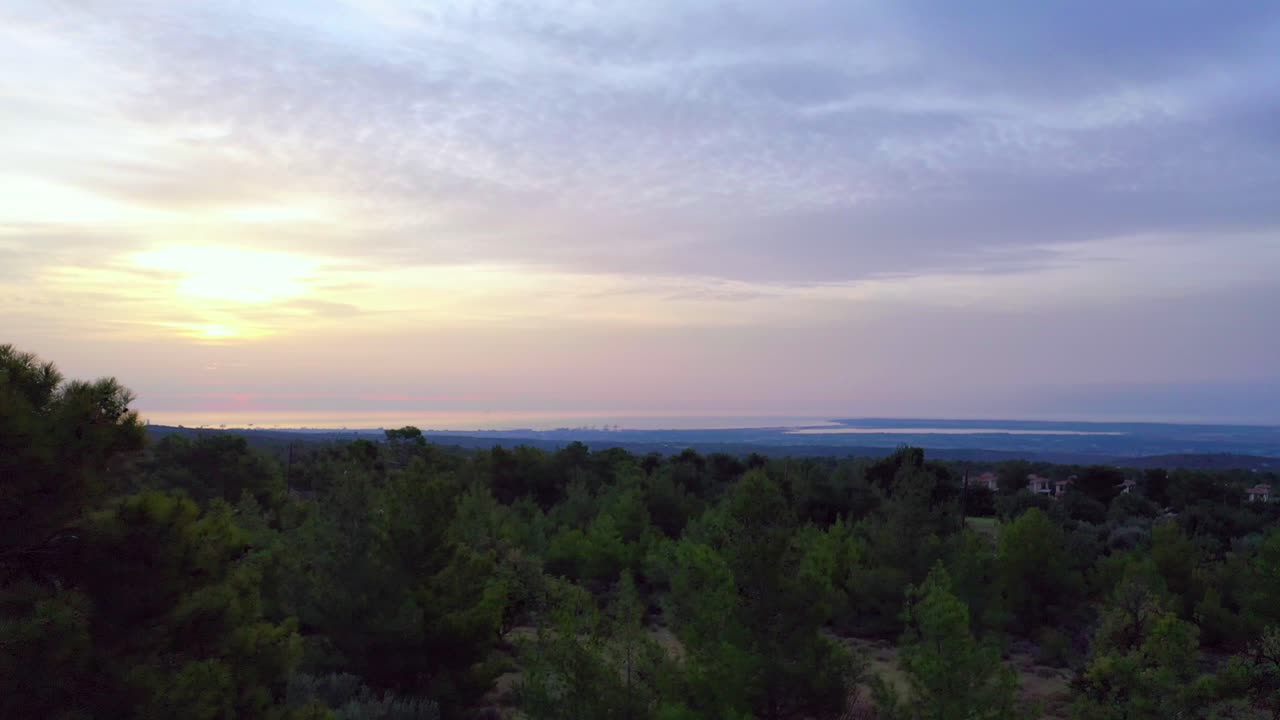 Un drone che vola su un bosco può catturare viste mozzafiato della natura dall'alto, mentre è rivolto verso il Mar Mediterraneo