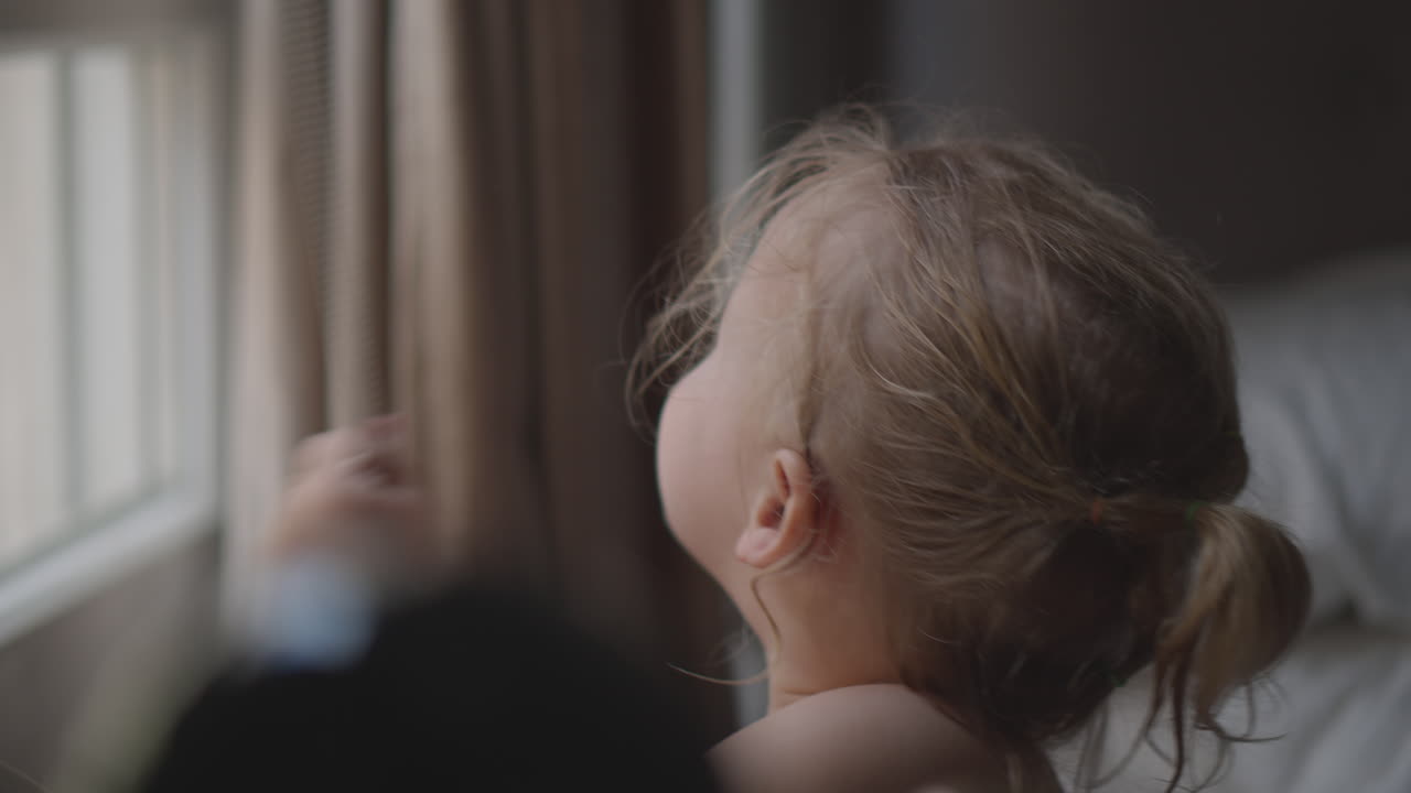 그녀는 아침에 셔터를 열는 걸 좋아해요.