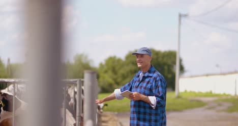 Agricultor-Gesticulando-Mientras-Escribía-En-El-Portapapeles-Contra-El-Granero-20