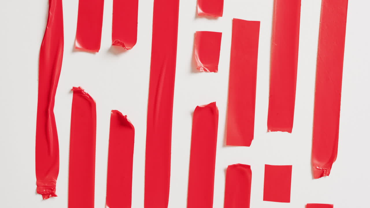 видео с близким планом нескольких красных лент на белом фоне