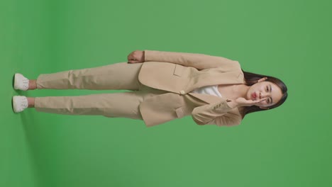 cuerpo lleno de mujer de negocios asiática haciendo ooh cara en el fondo de la pantalla verde en el estudio