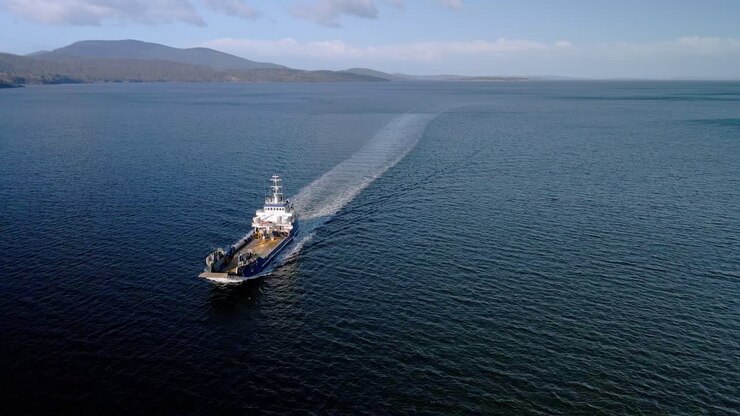 Chiatta da sbarco che naviga attraverso il Mar di Tasman vicino all'isola di Bruny in Tasmania, Australia