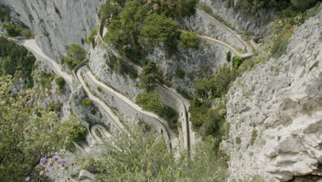 Toma-De-Arriba-Hacia-Abajo-De-&quot;via-Krupp&quot;-En-Capri,-Esta-Es-La-Vista-Desde-Los-Jardines-De-Augusto