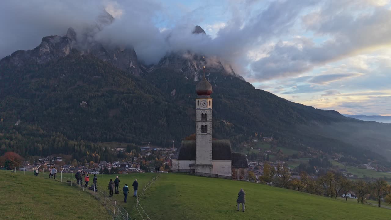 Chiesa di San Valentino under Alpe di Siusi, luftfoto, Norditalien