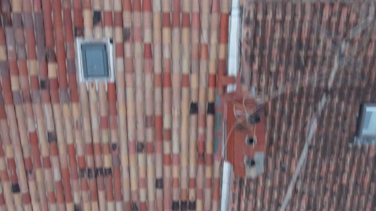 летающий над улицей между старыми зданиями центр города монпелье воздушный дрон