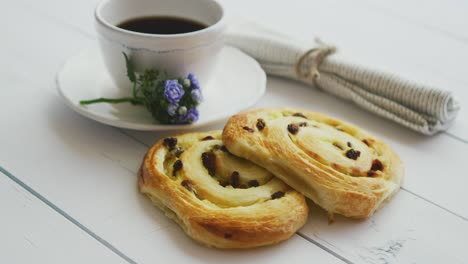 Leckeres-Gebäck-Mit-Rosinen-Und-Einer-Tasse-Kaffee-Draufsicht