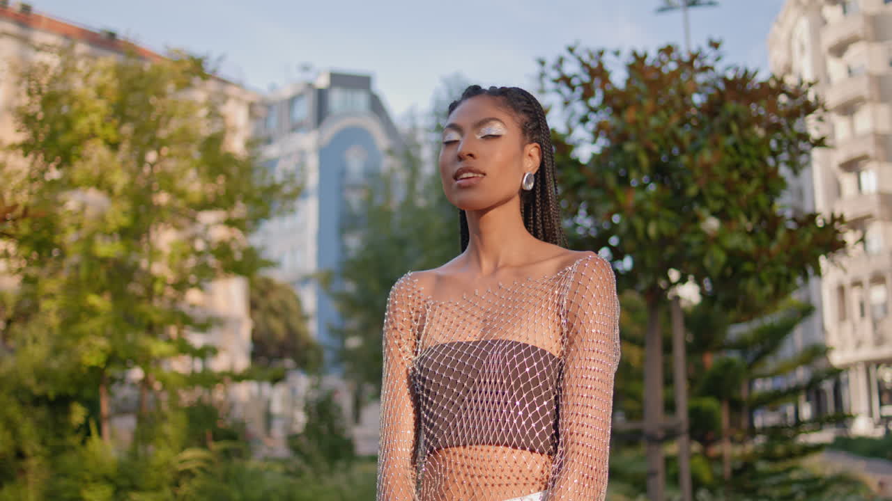 도시 근접에서 셀피를 찍는 여자. 드폰 카메라로 포즈를 취하는 소녀