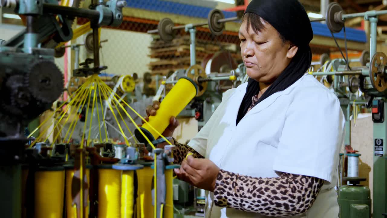 로프 제조 산업 에서 일 하는 여성 노동자 4k