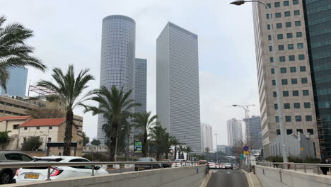 paisaje de la ciudad de tel aviv con rascacielos y tráfico