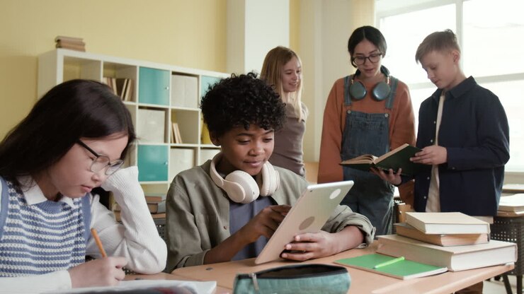 Grupo diversificado de estudantes estudando e colaborando em uma sala de aula