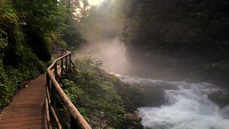 Esta-Es-Una-Toma-En-4k-Del-Desfiladero-De-Vintgar-En-Eslovenia,-Hay-Algo-De-Neblina-Sobre-El-Río,-Por-Lo-Que-Se-Ve-Realmente-Atmosférico-Y-Místico