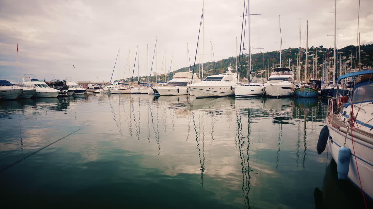 Campo lungo di un porticciolo pieno di yacht e barche a vela in una giornata nuvolosa nel sud della Francia