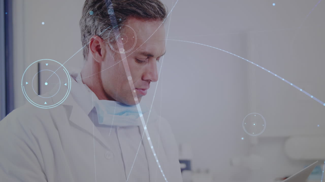 animación del procesamiento de datos sobre un dentista masculino biracial con máscara facial