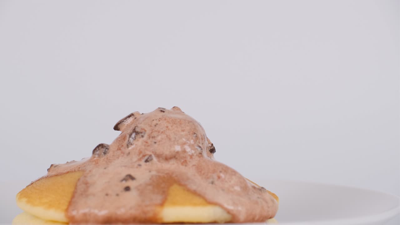 초콜릿 쿠키 아이스크림과 함께 팬케이크