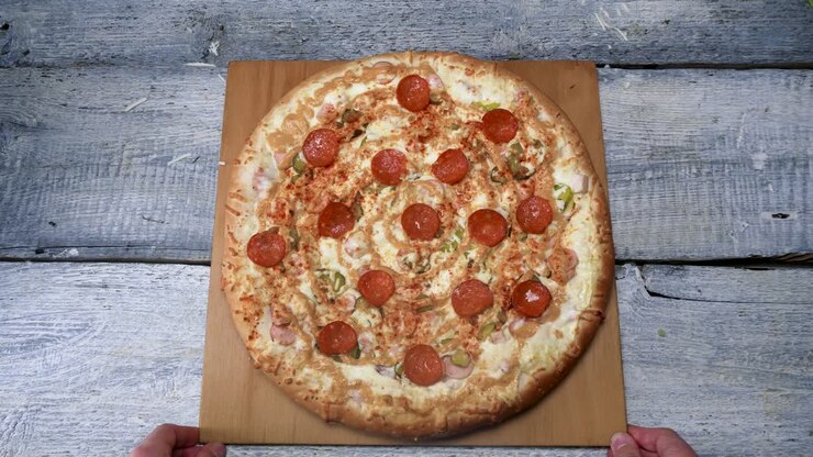 Pizza ai peperoni su tavola di legno