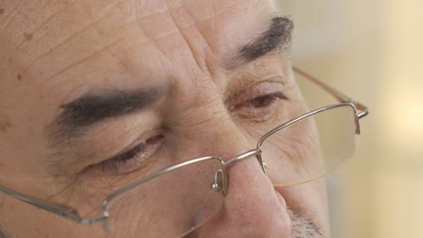 ojos de anciano en primer plano, cara arrugada.