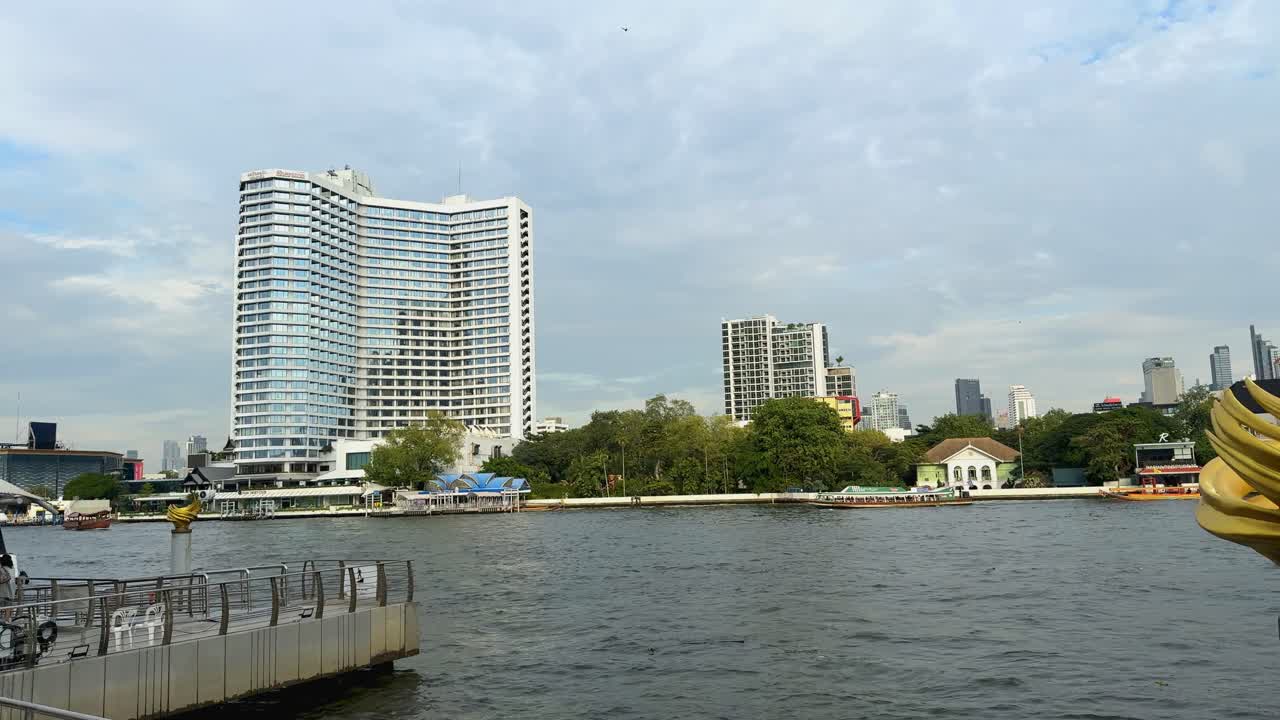 바쁜 방 강을 따라 보트가 이동합니다.