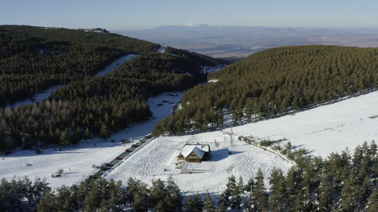 vuelo sereno sobre una cabaña desierta en una estación de esquí vacía con nieve profunda