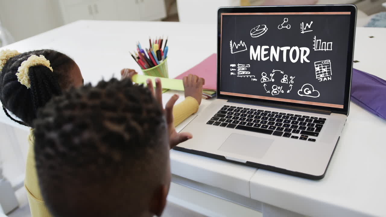 hermanos diversos felices usando computadora portátil con texto de mentor y dibujos de negocios en pantalla en cámara lenta