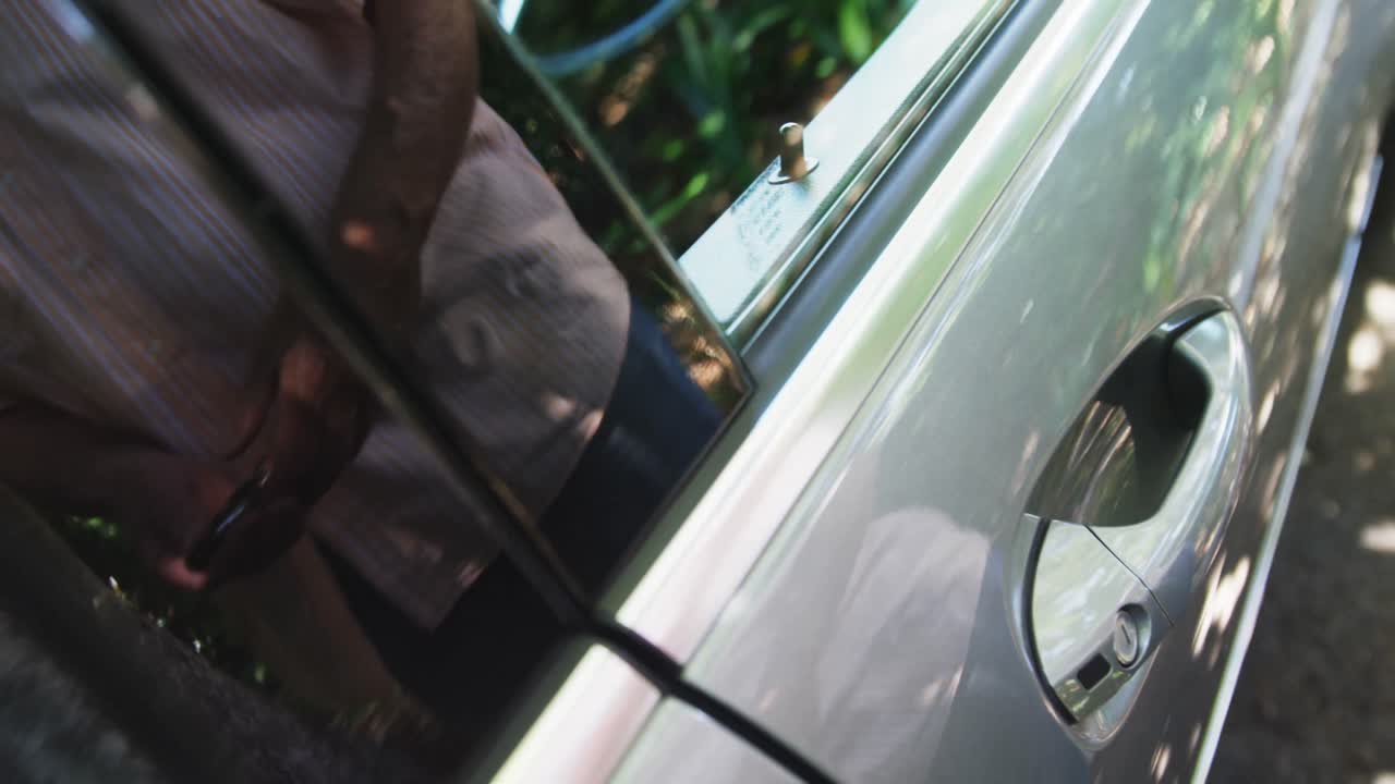 자동차 문을 열고 있는 남자