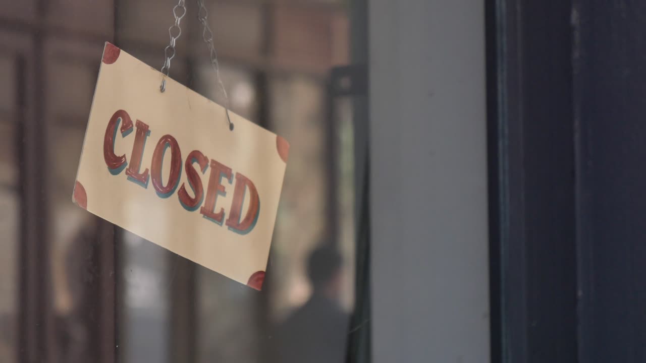 signo en una puerta de tienda cerrada