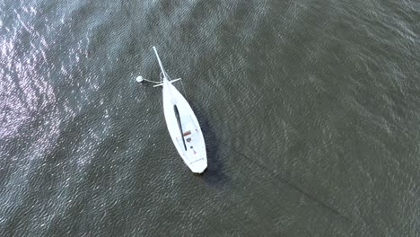 Top-down-view-of-a-sailboat,-Rotating-motion