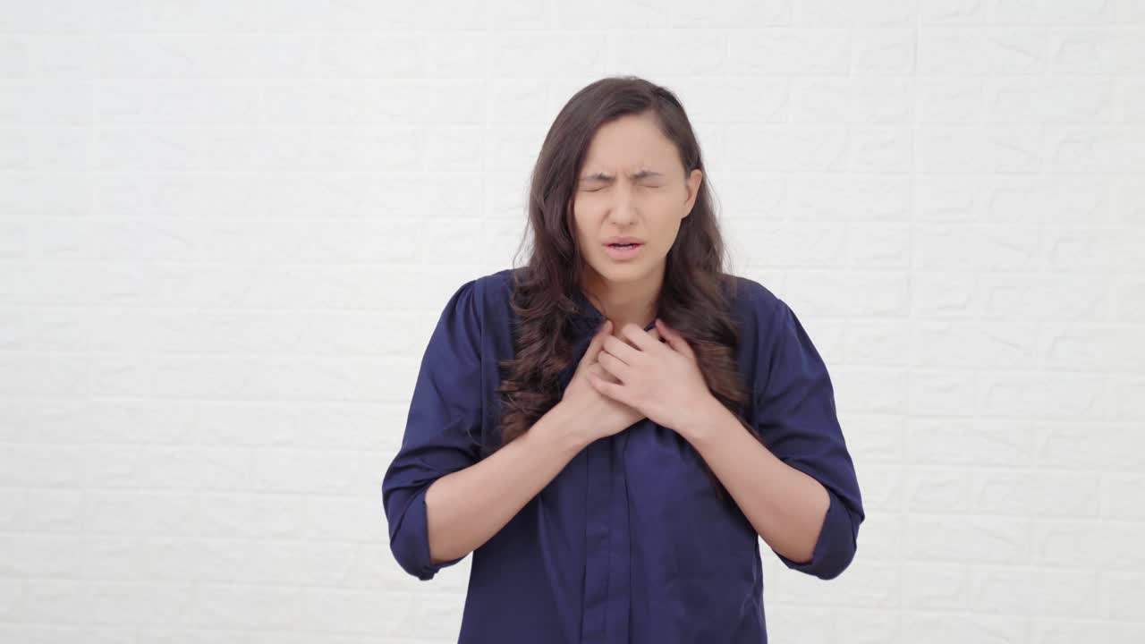 chica india que tiene un ataque al corazón