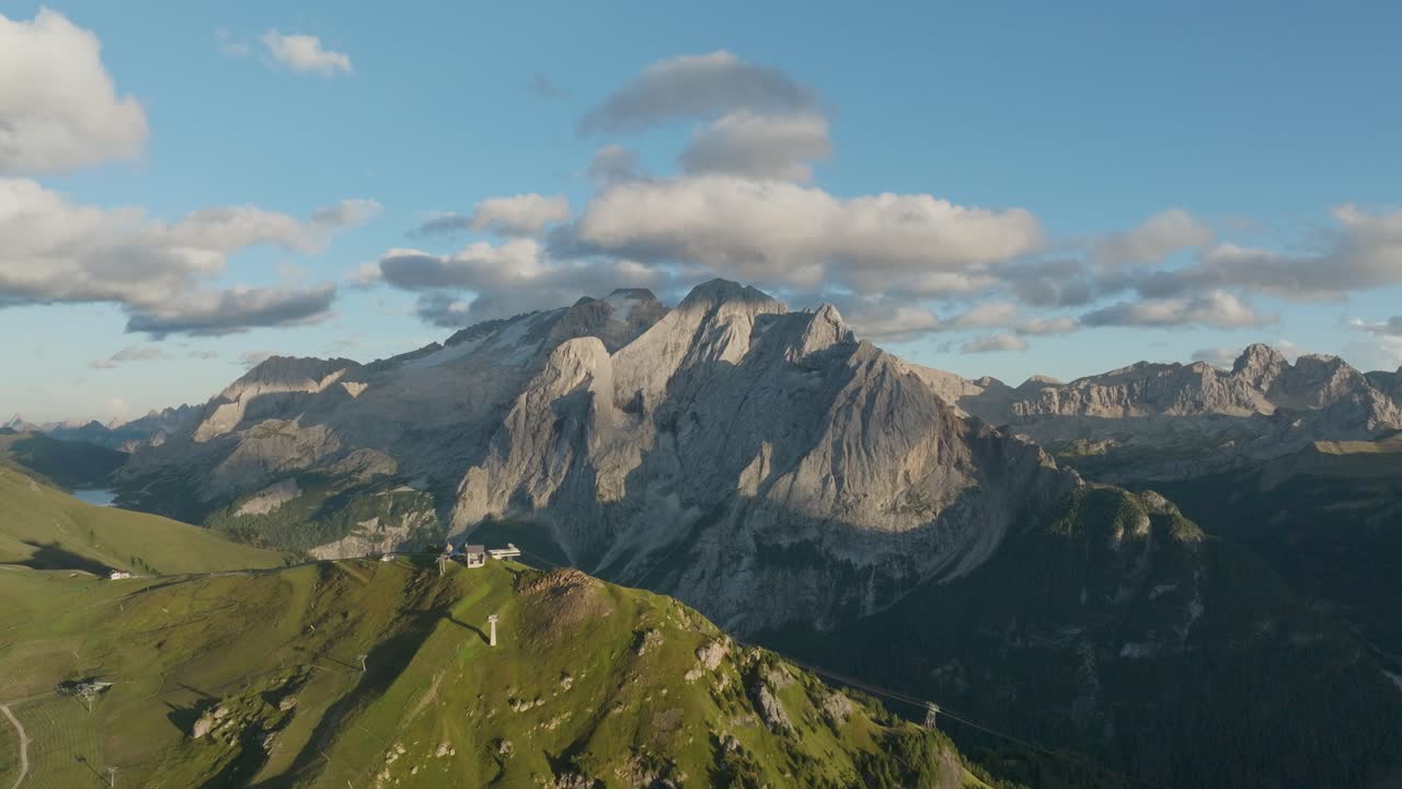 Dolomieten bergketen met kabelbaanstation en meer in de verte, drone