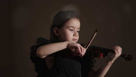 young girl playing violin