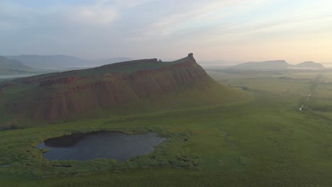 vista aérea de una montaña con un lago