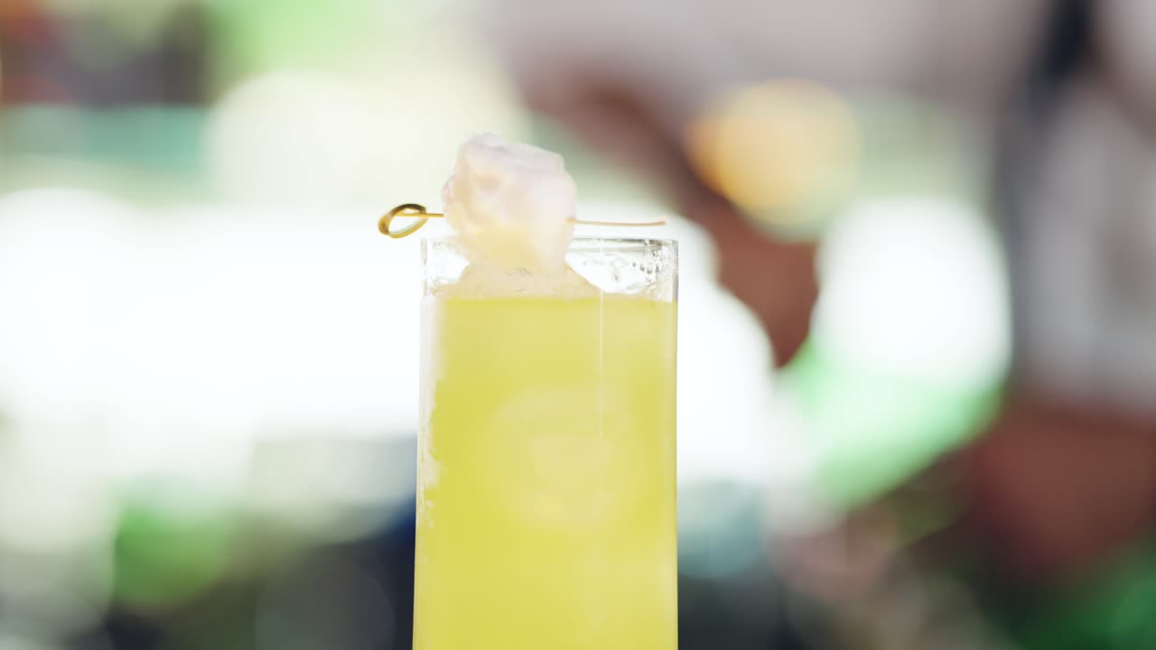 Dolce guarnizione di zucchero filato che si scioglie in un cocktail rinfrescante