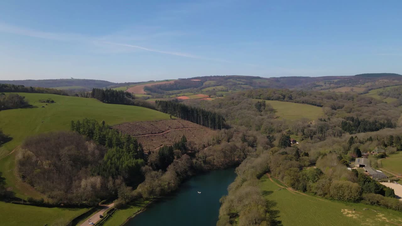 4k volando sobre el embalse de hawkridge, drones avanzando sobre el agua con los árboles y el cielo azul en el fondo, 60fps