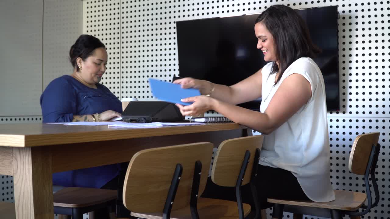 mujeres de negocios de nueva zelanda sentadas en una reunión