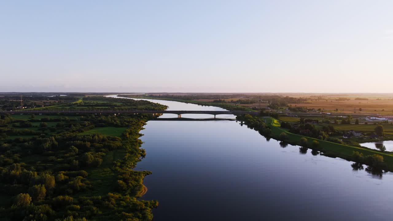Vista aerea al tramonto del fiume Vistola che riflette il silenzio del cielo e l'aperto paesaggio polacco
