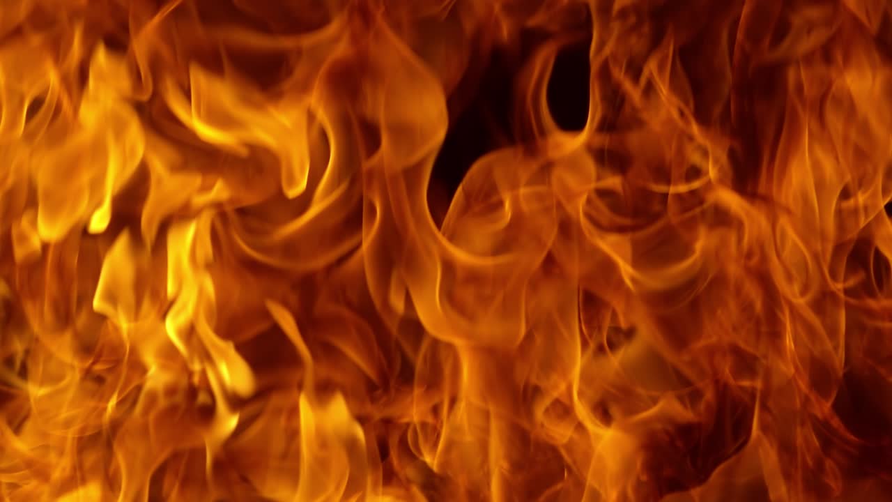 llamas de fuego sobre fondo negro en cámara lenta