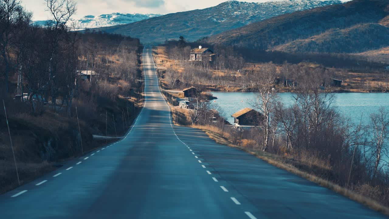 좁은 시골 길은 북극 고원을 통과합니다.