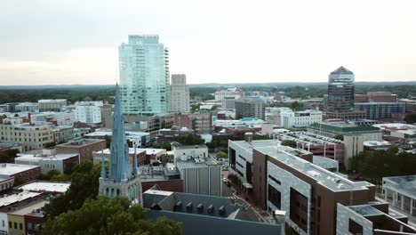 Ausziehbare-Luftaufnahme-Der-Skyline-Von-Durham,-North-Carolina