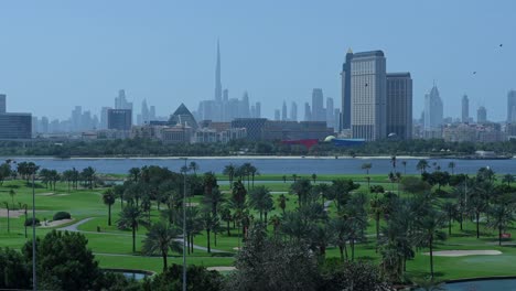 una increíble vista del horizonte de dubái desde el club de golf de dubái en los emiratos árabes unidos