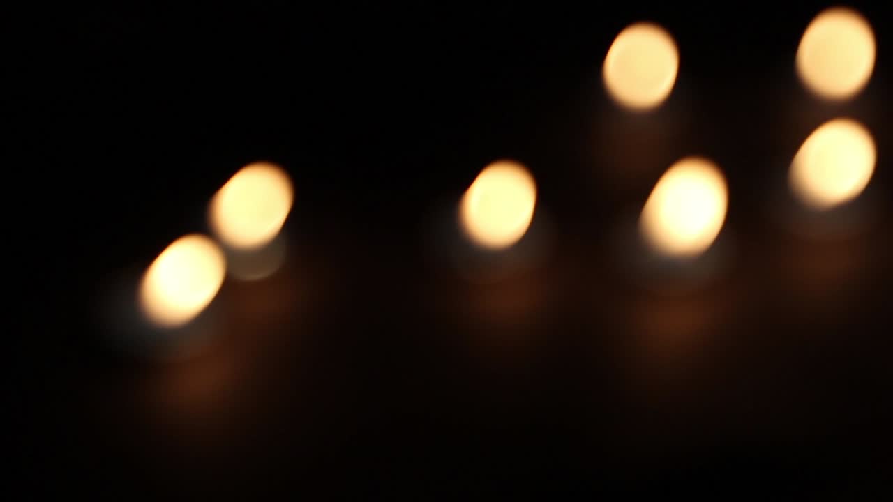 las velas encendidas iluminan el deslizador bokeh 2